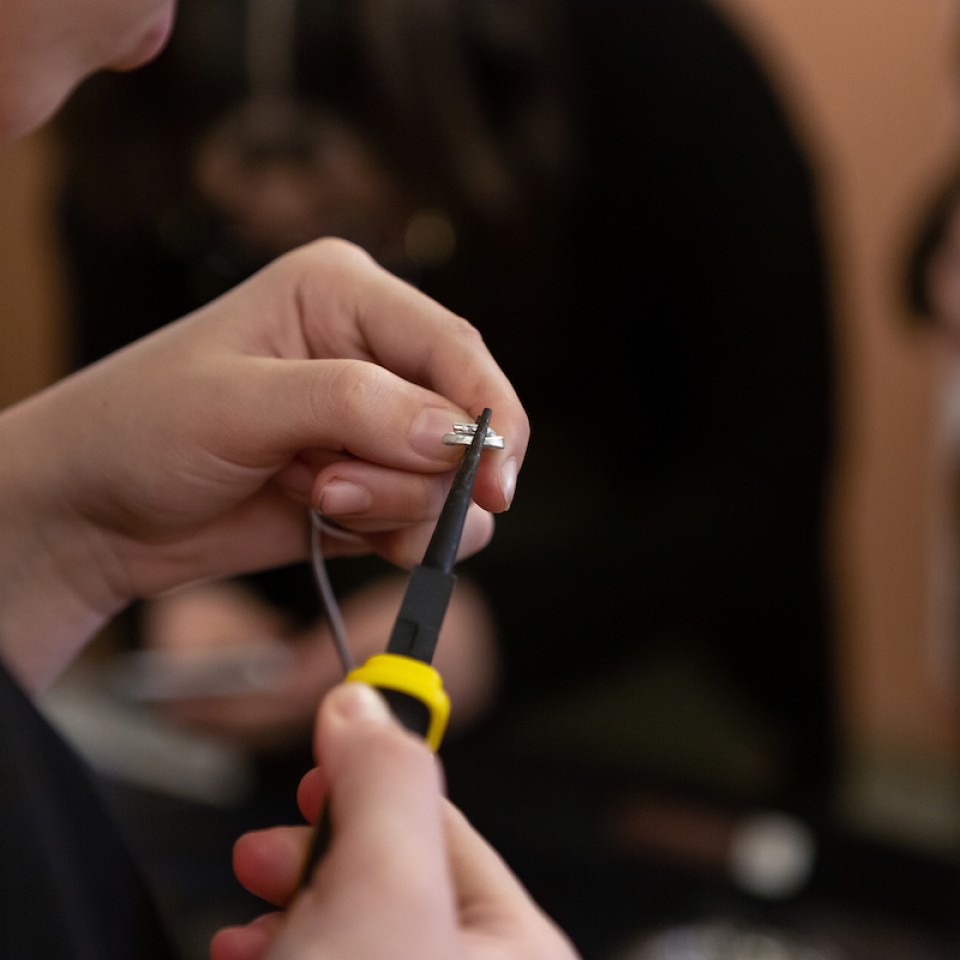 Shaping and sawing: from the elements chain to your bracelet