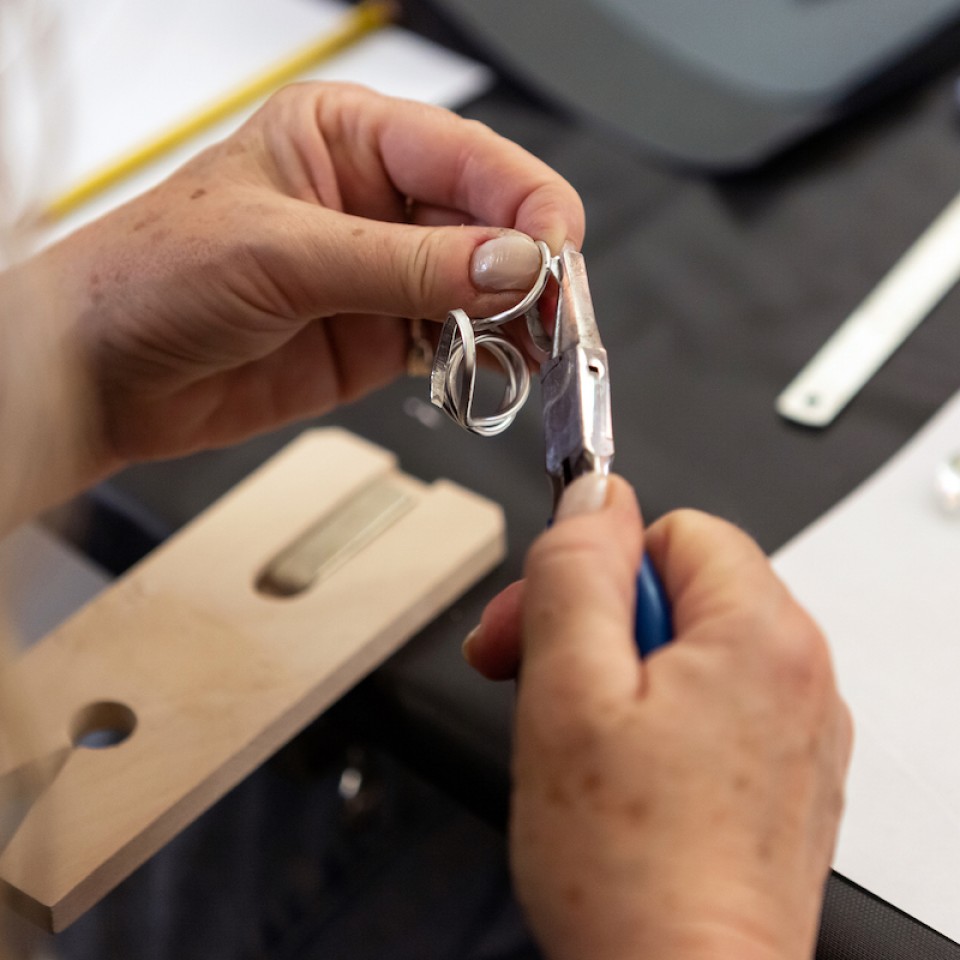 Bending and threaging: from steel and silver to your earrings