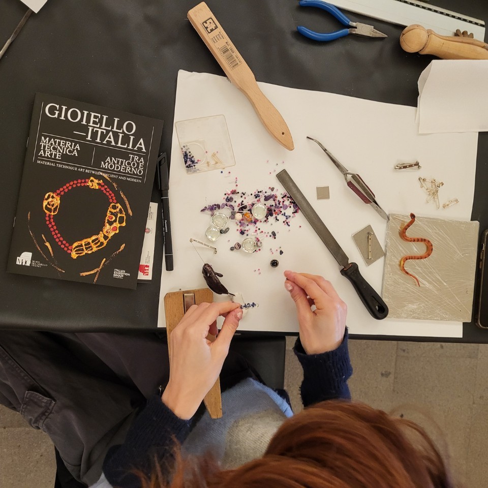 Crea la tua spilla lucente